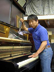 Мицунори Ягава, настройщик фортепиано (mdn.mainichi-msn.co.jp)